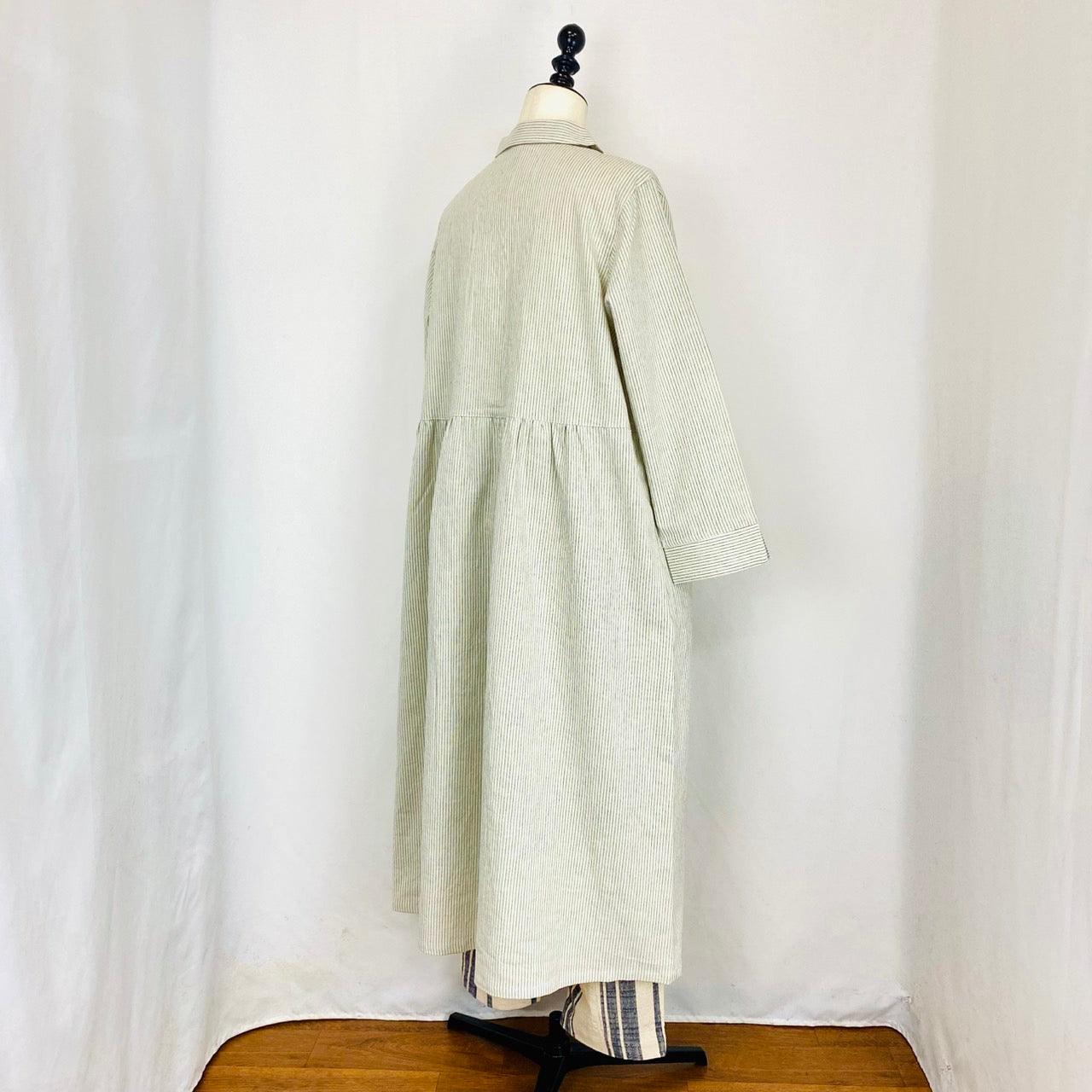 前開きウエストギャザーワンピース 薄グレー 先染綿麻ストライプ 920538-1