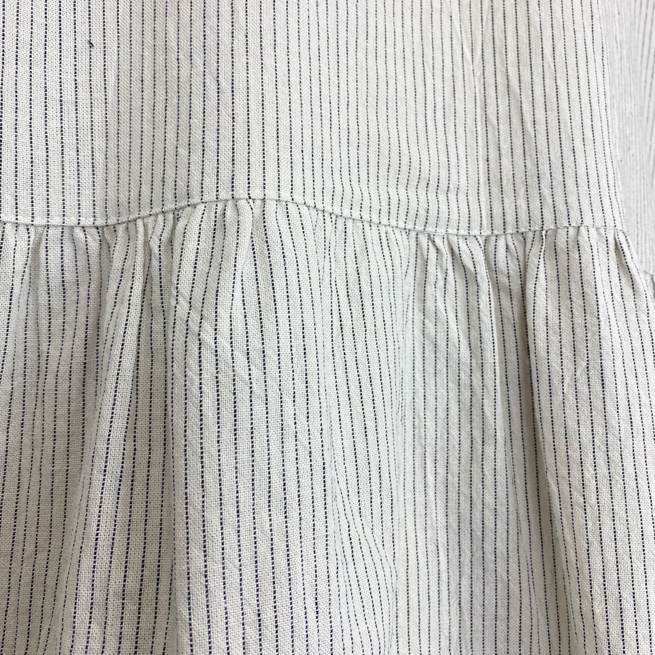 前開きウエストギャザーワンピース 薄グレー 先染綿麻ストライプ 920538-1