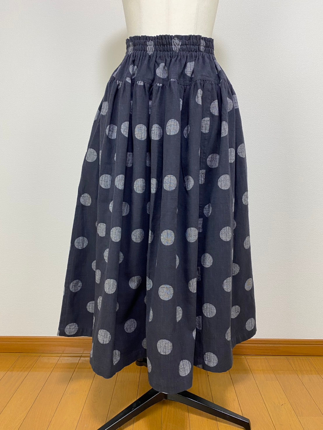 【マンガン絣】　切替ギャザースカート　スミ黒　ドット大　245049