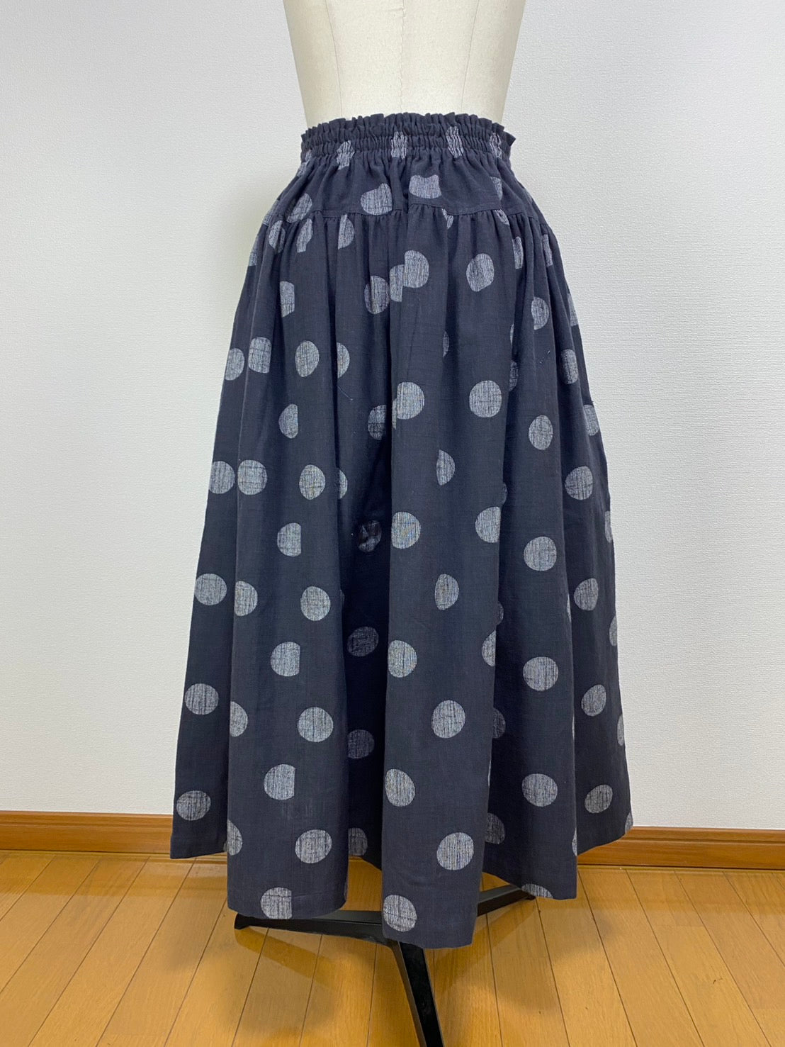 【マンガン絣】　切替ギャザースカート　スミ黒　ドット大　245049
