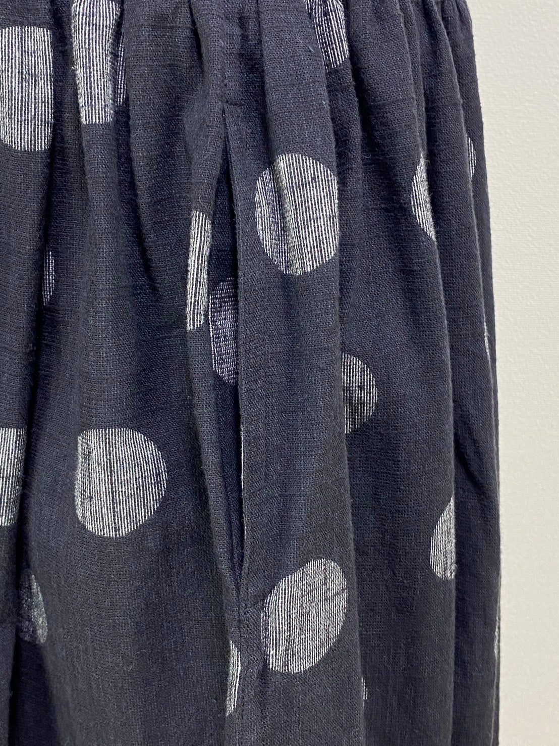 【マンガン絣】　切替ギャザースカート　スミ黒　ドット大　245049