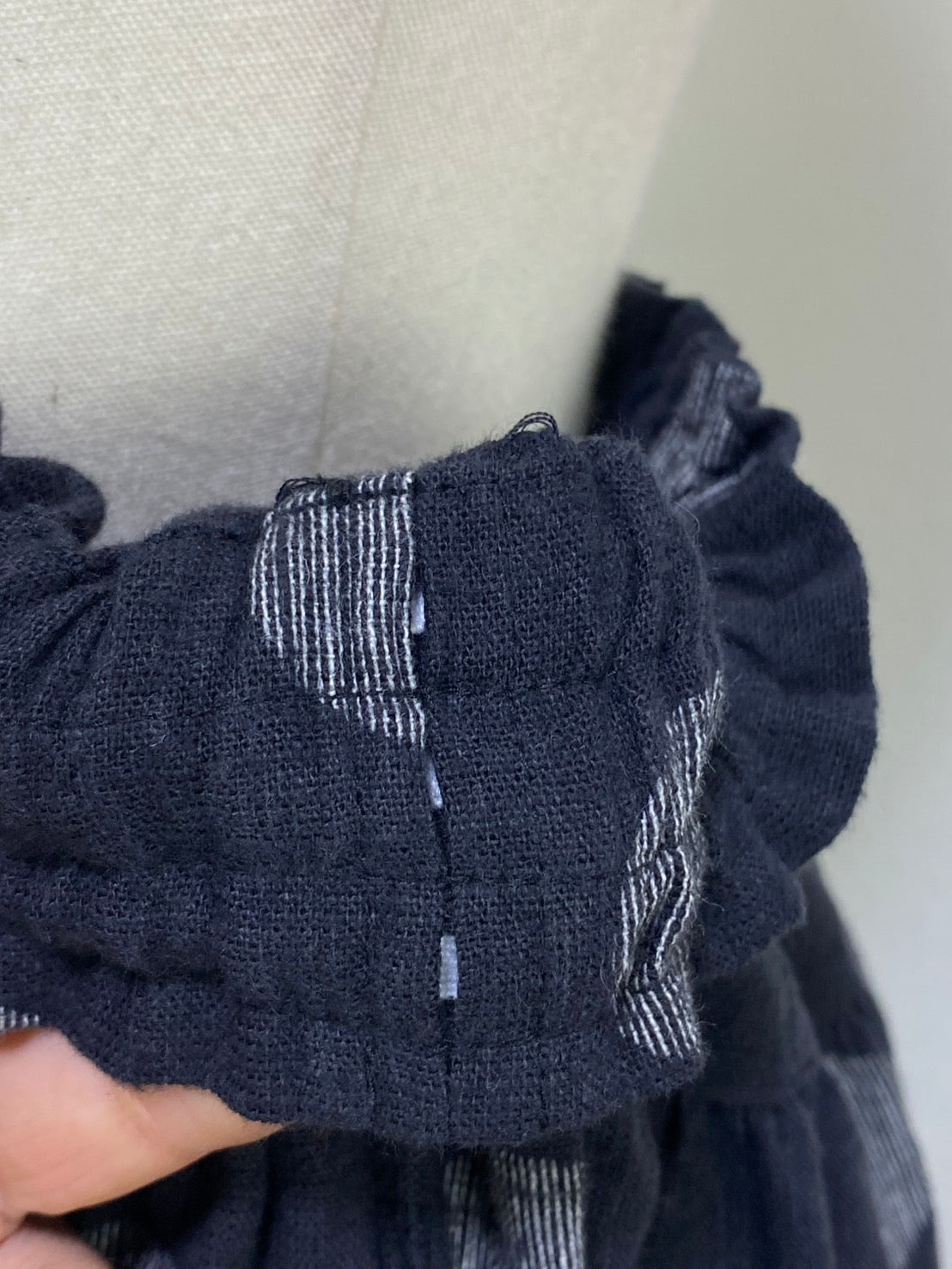 【マンガン絣】　切替ギャザースカート　スミ黒　ドット大　245049