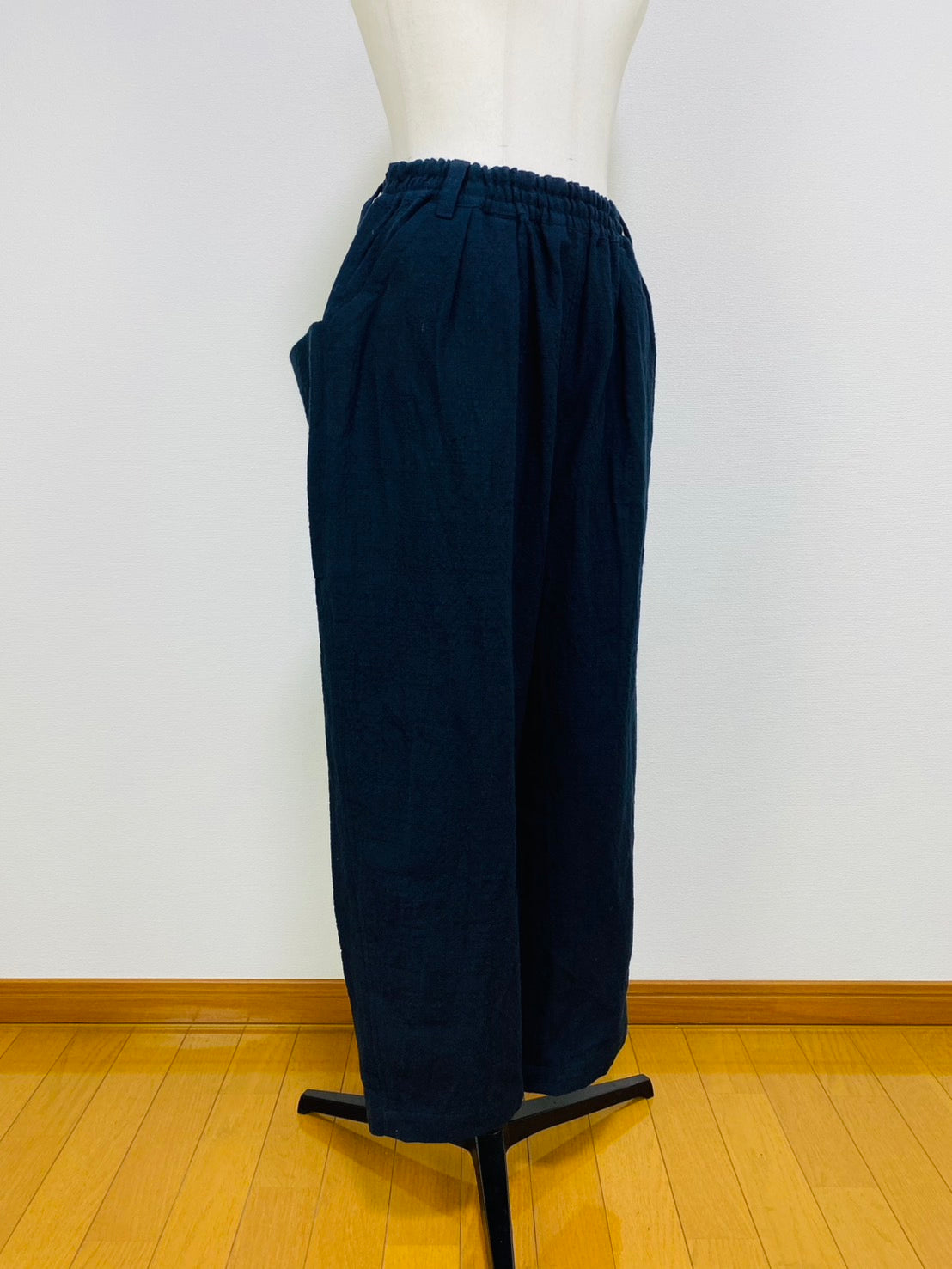 【遠州織物】大きな後ろポケットのパンツ　逆スラブ　黒　245031