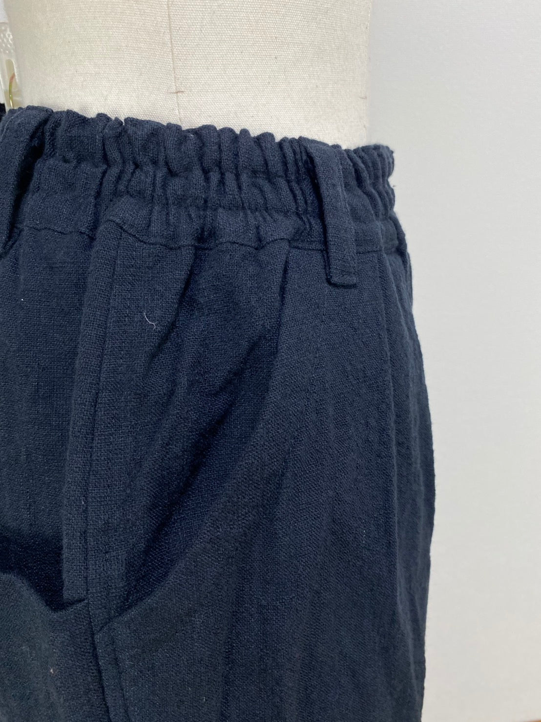 【遠州織物】大きな後ろポケットのパンツ　逆スラブ　黒　245031