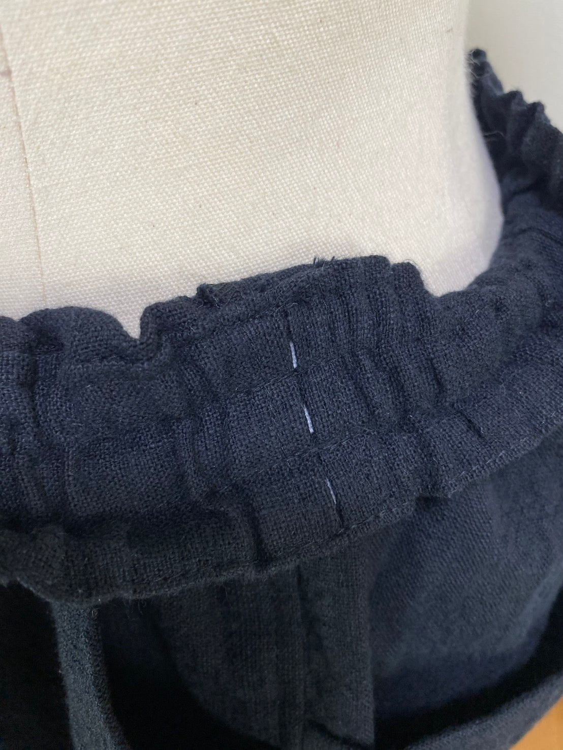 【遠州織物】大きな後ろポケットのパンツ　逆スラブ　黒　245031