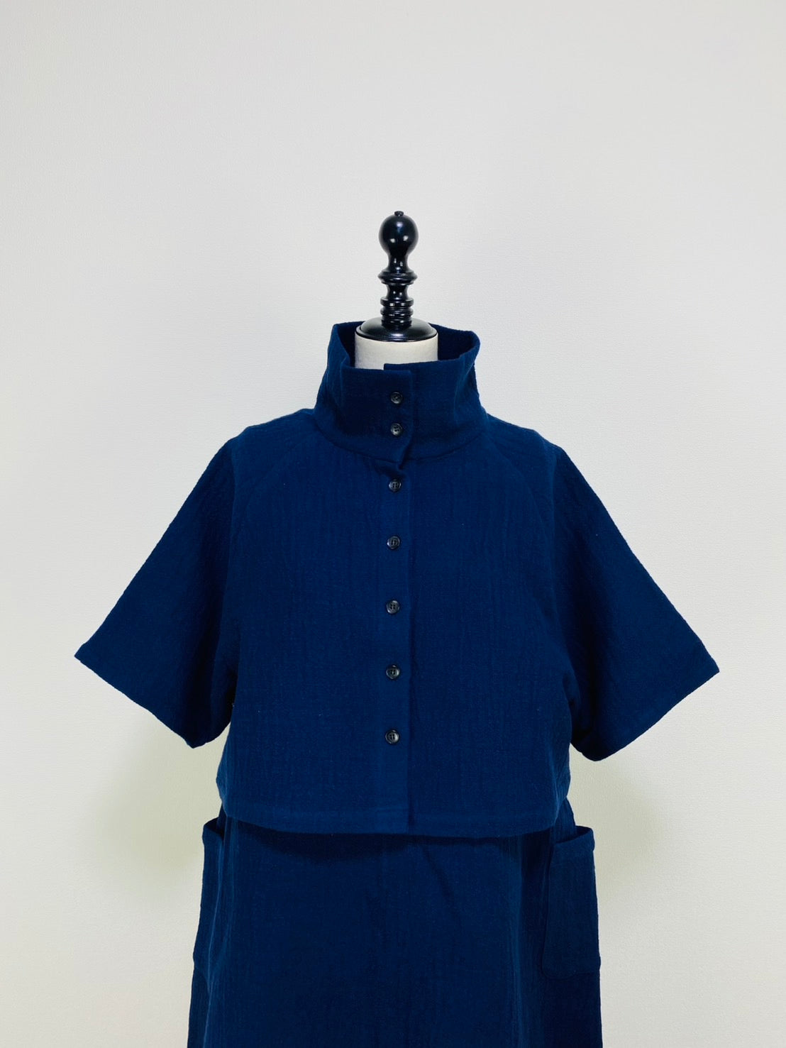 【遠州織物】ボレロ風ジャケット　逆スラブ二重織　紺　241012