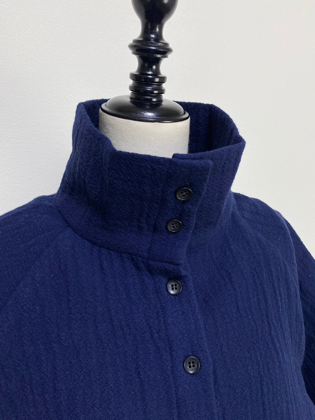 【遠州織物】ボレロ風ジャケット　逆スラブ二重織　紺　241012