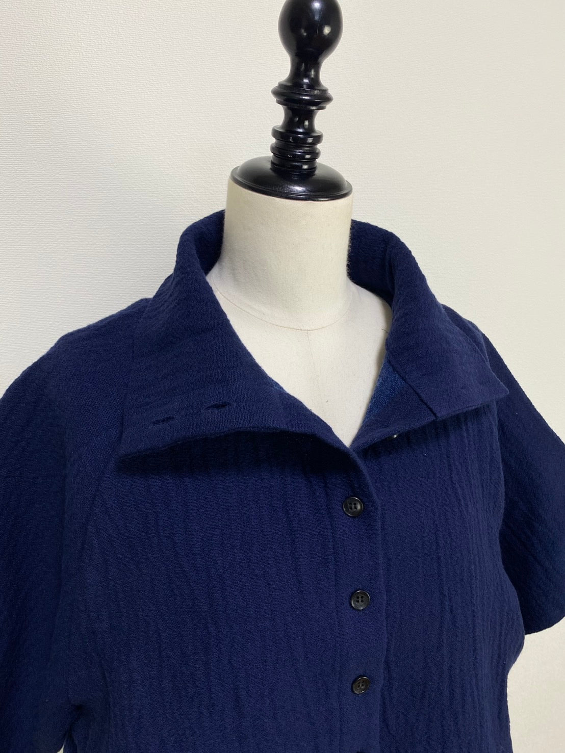 【遠州織物】ボレロ風ジャケット　逆スラブ二重織　紺　241012