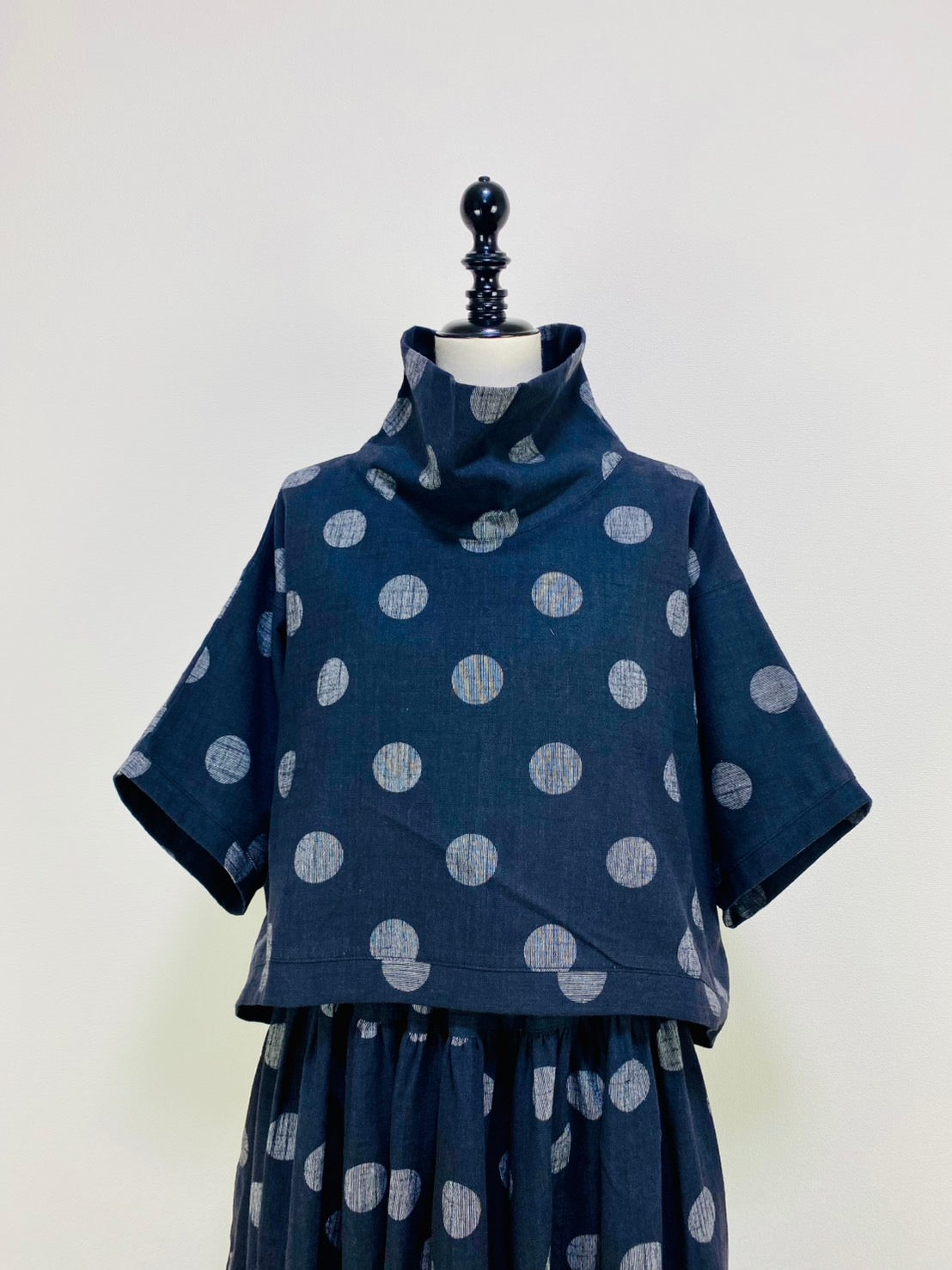 【マンガン染】ロールネック切替えポンチョ　ドット大　234029-1