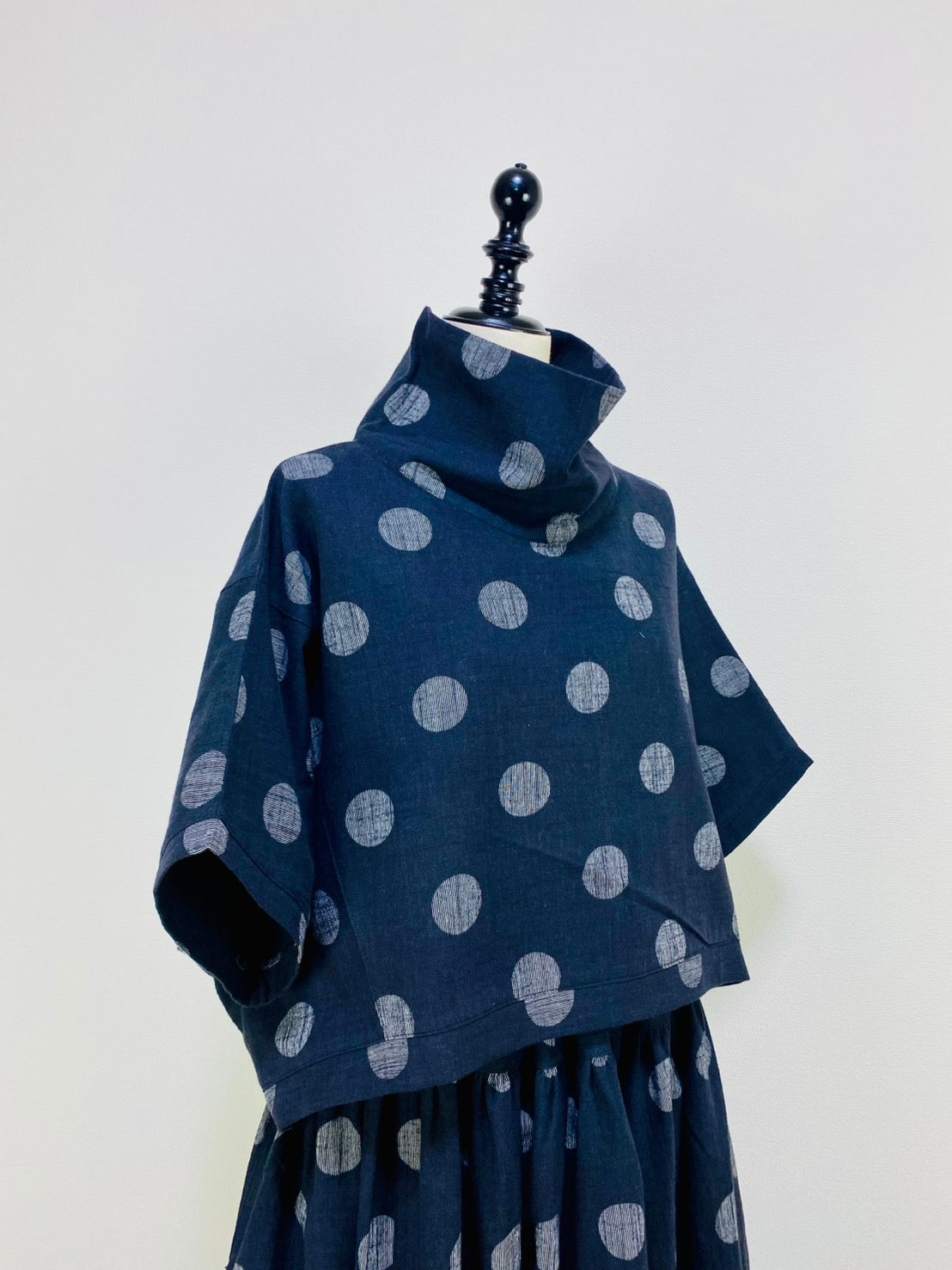 【マンガン染】ロールネック切替えポンチョ　ドット大　234029-1