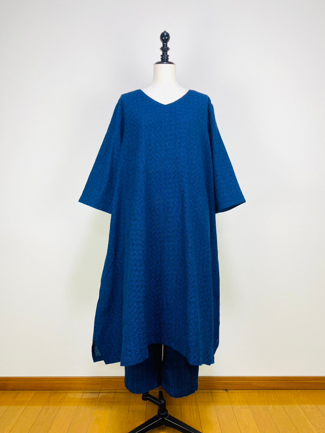 【遠州織物】7分袖　Vネック台形ワンピース　みじん絣楊柳　紺