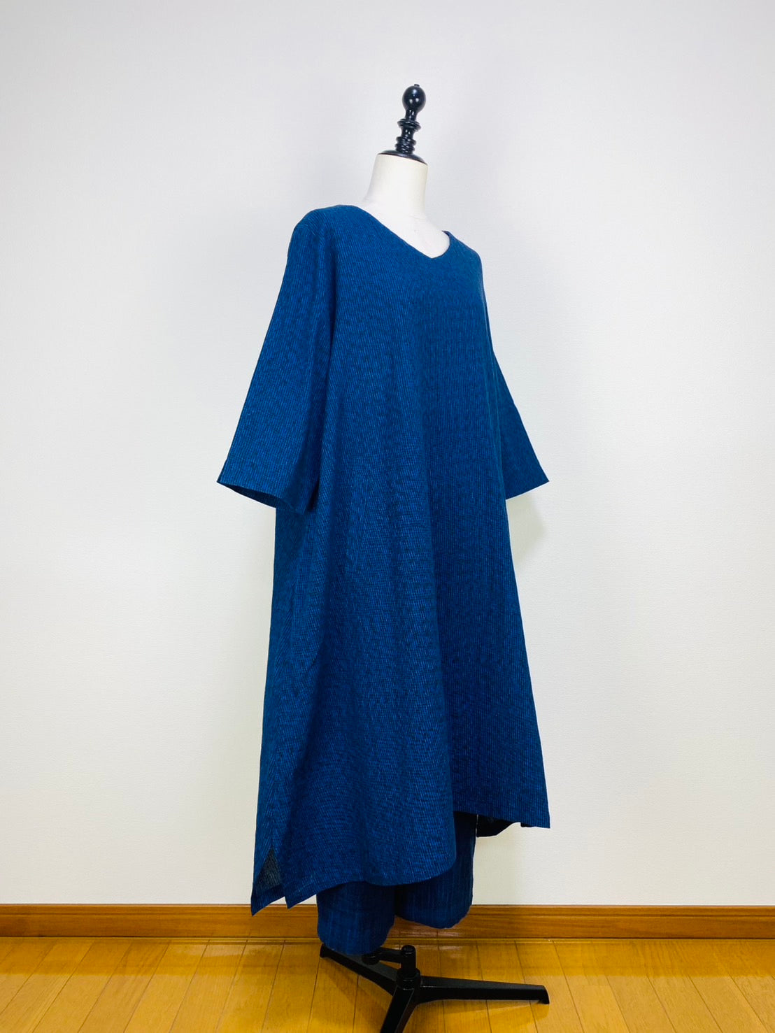 【遠州織物】7分袖　Vネック台形ワンピース　みじん絣楊柳　紺