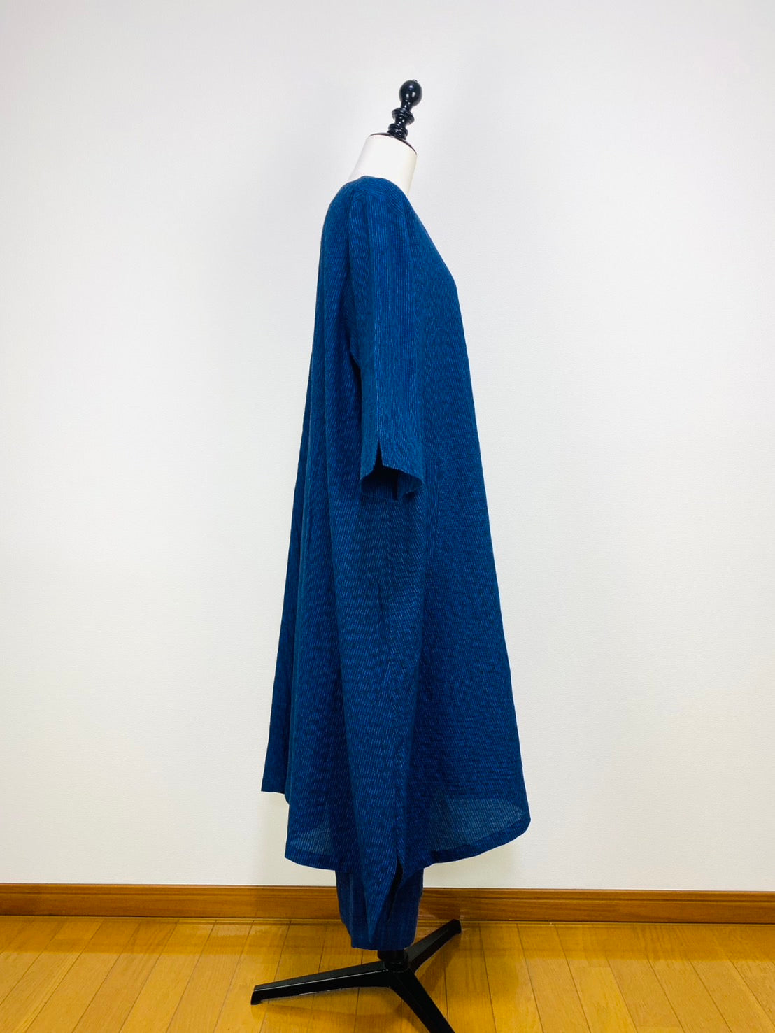 【遠州織物】7分袖　Vネック台形ワンピース　みじん絣楊柳　紺