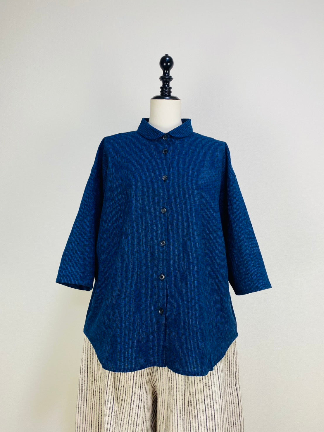 【遠州織物】丸襟ふんわりブラウス　紺　たてよこみじん絣楊柳　SU19101