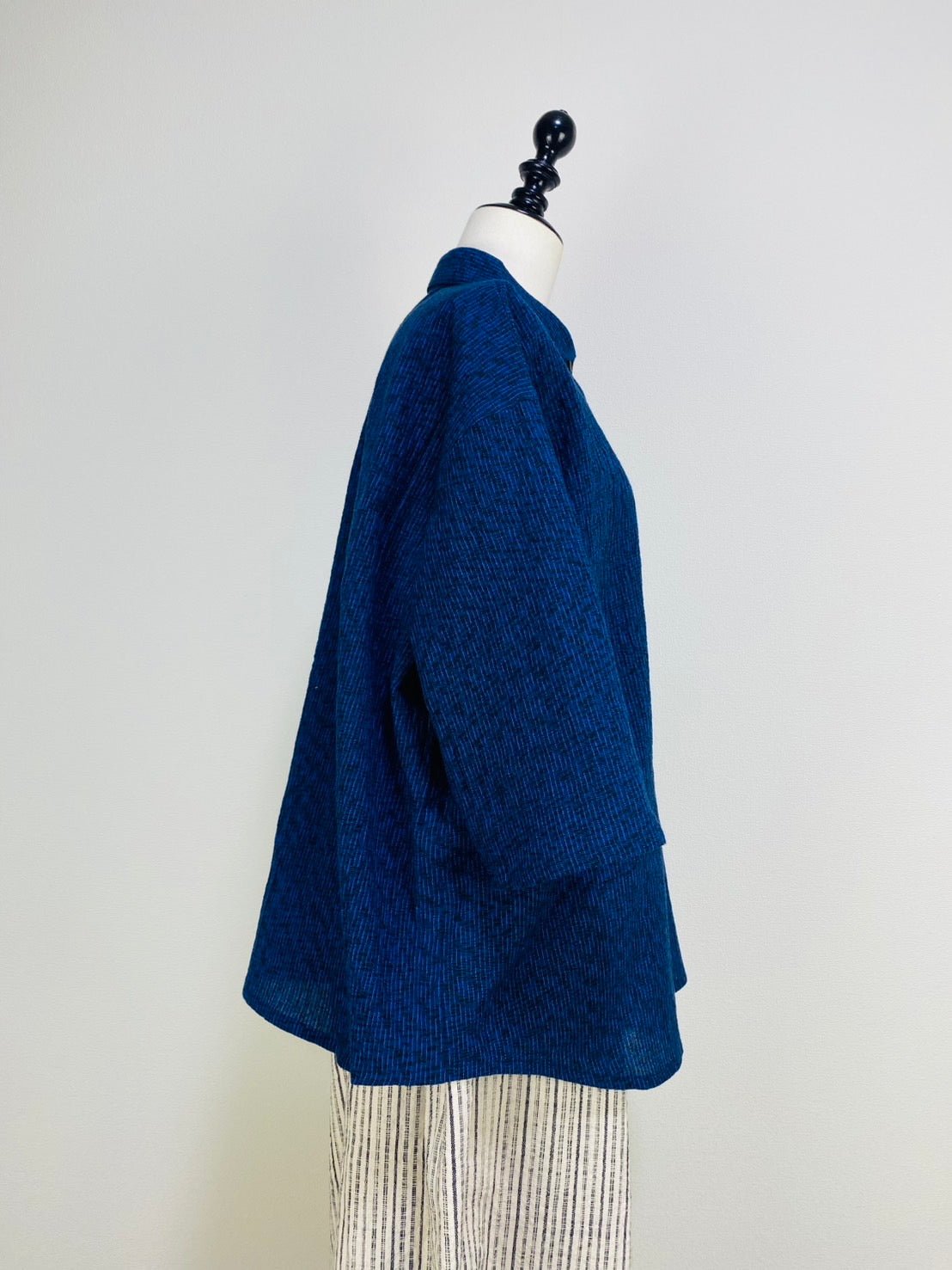 【遠州織物】丸襟ふんわりブラウス　紺　たてよこみじん絣楊柳　SU19101