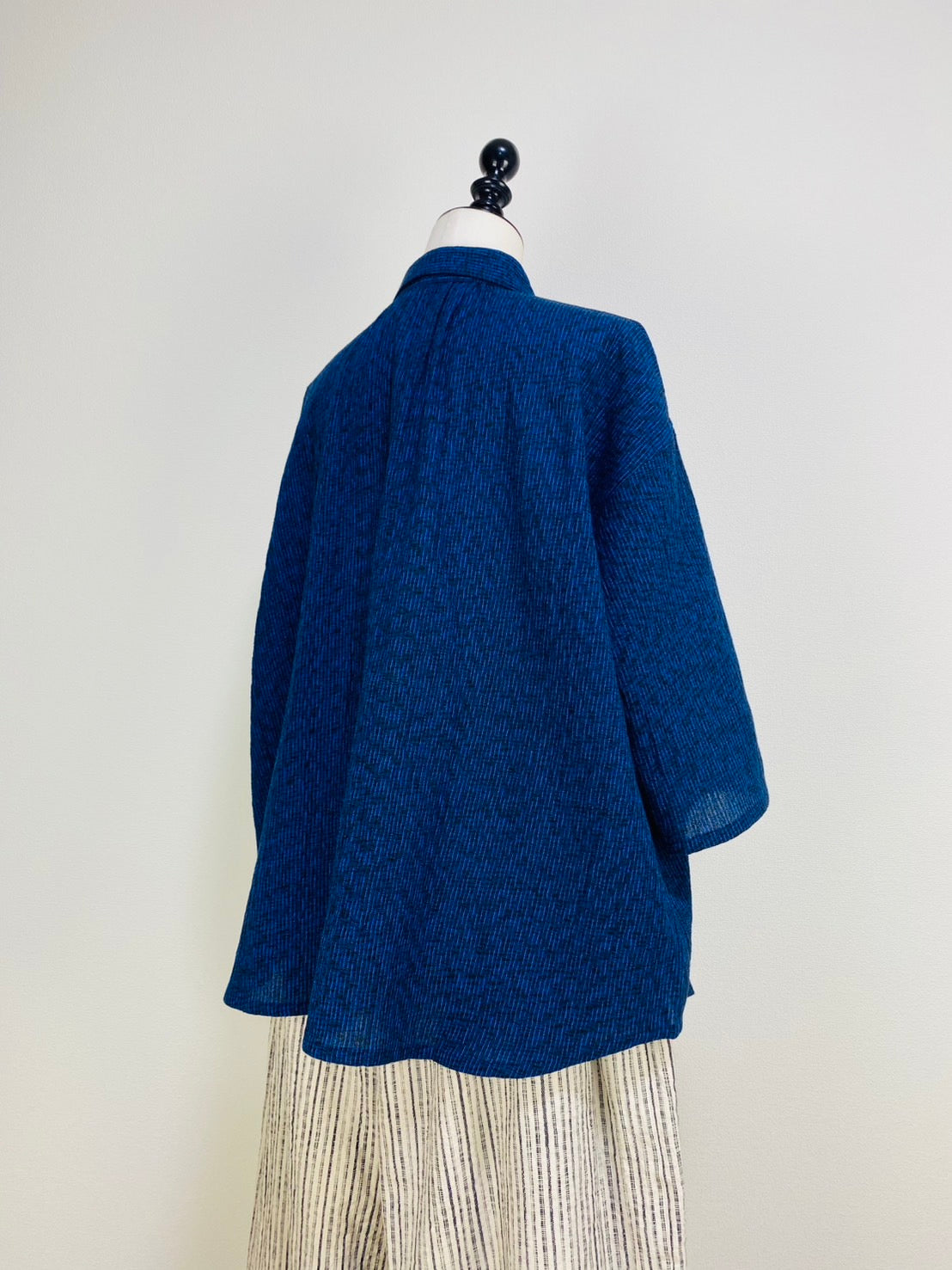 【遠州織物】丸襟ふんわりブラウス　紺　たてよこみじん絣楊柳　SU19101