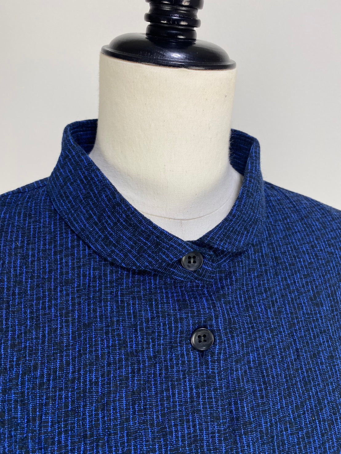 【遠州織物】丸襟ふんわりブラウス　紺　たてよこみじん絣楊柳　SU19101