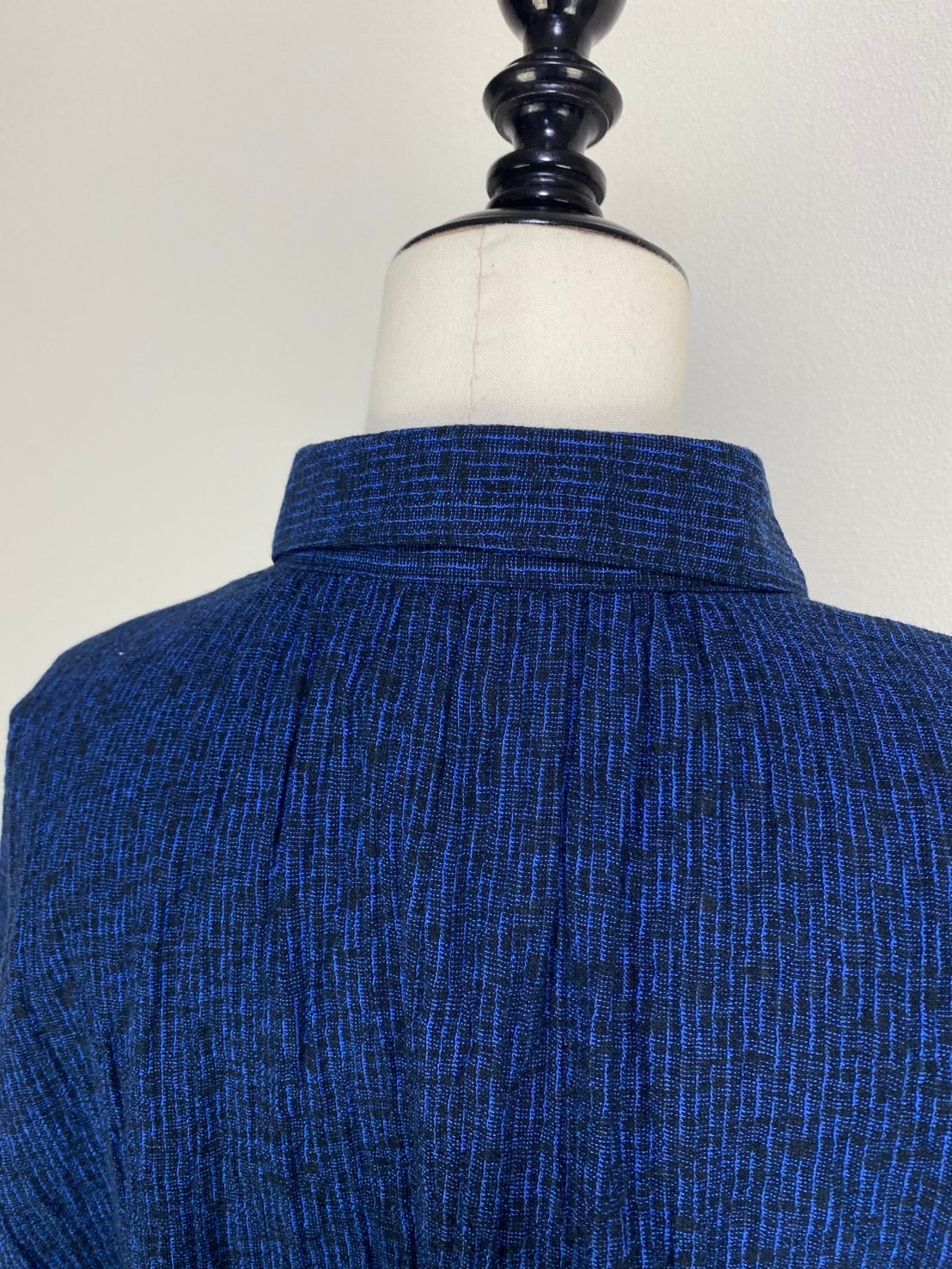 【遠州織物】丸襟ふんわりブラウス　紺　たてよこみじん絣楊柳　SU19101