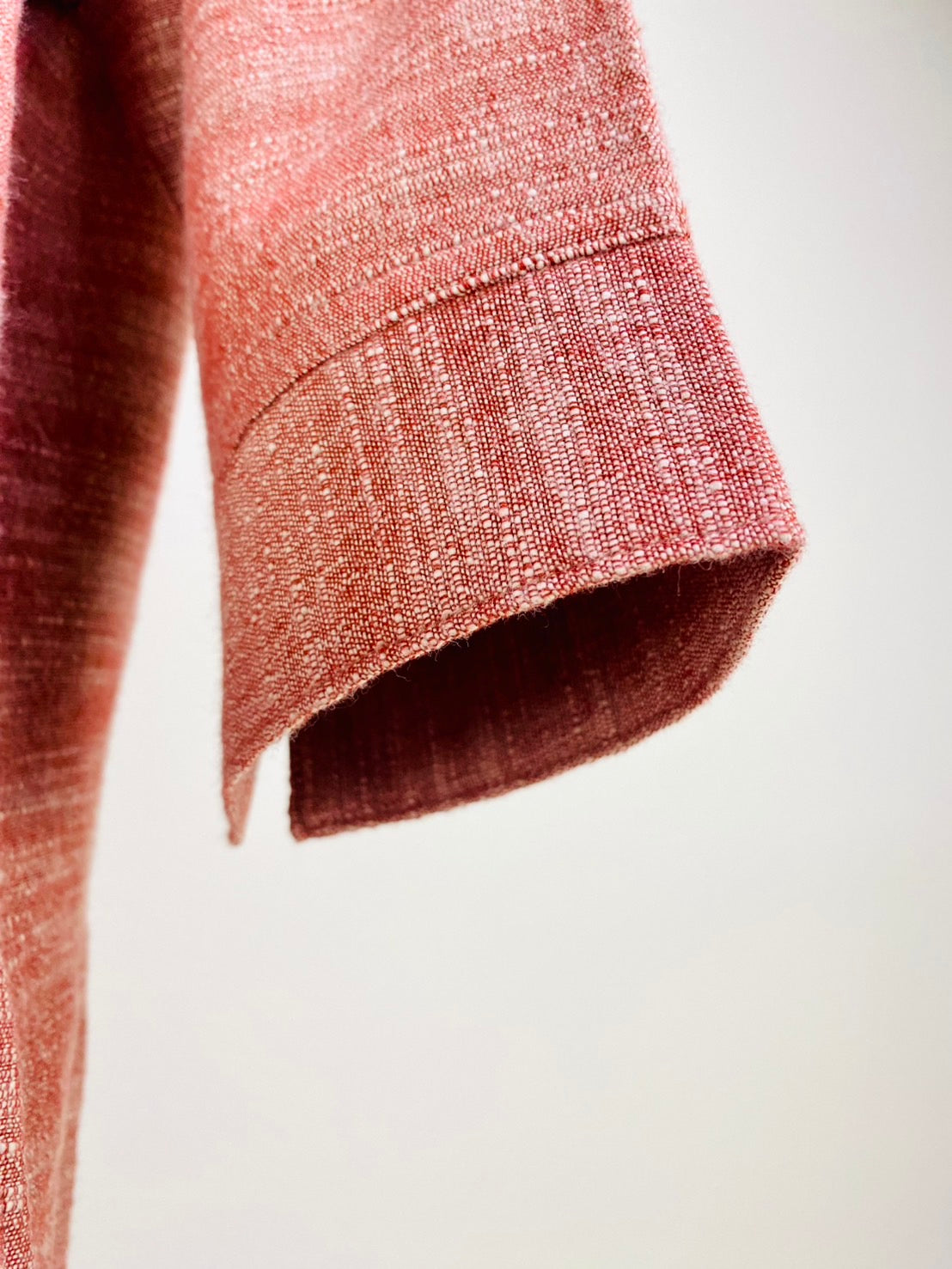 【遠州織物】セーラーカラーの切替ギャザーワンピース　赤ベージュ　逆スラブストライプ　252011