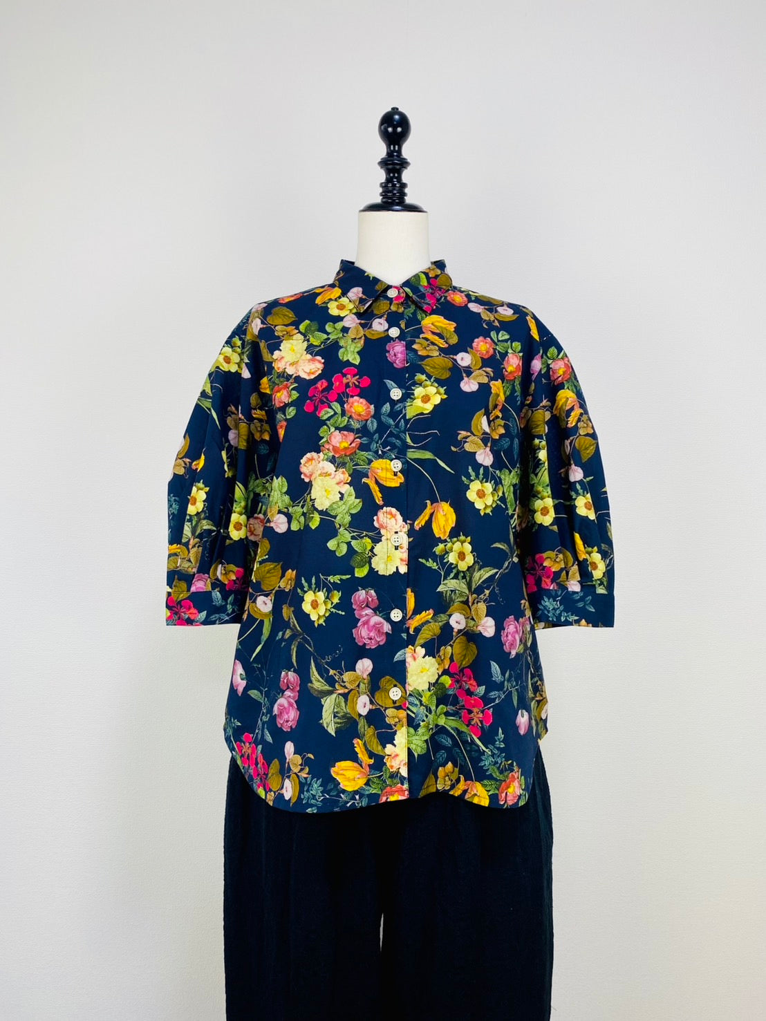 半袖パフスリーブブラウス　多色プリント花柄　ラスタースケアー　83034