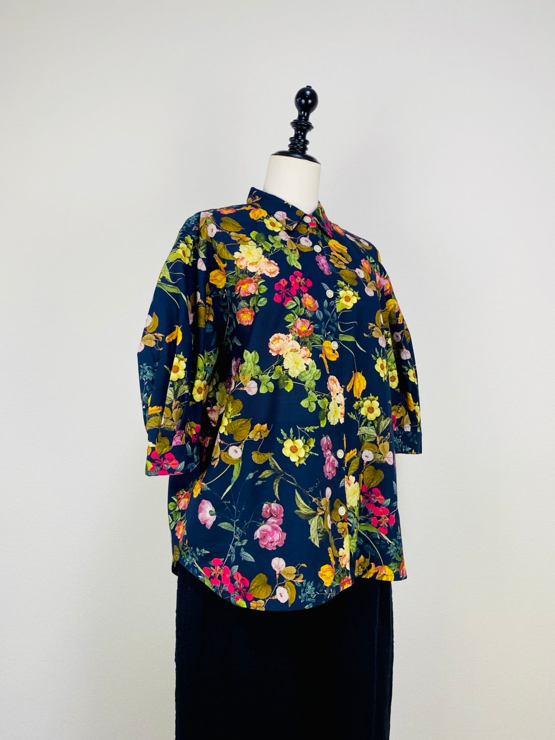 半袖パフスリーブブラウス　多色プリント花柄　ラスタースケアー　83034