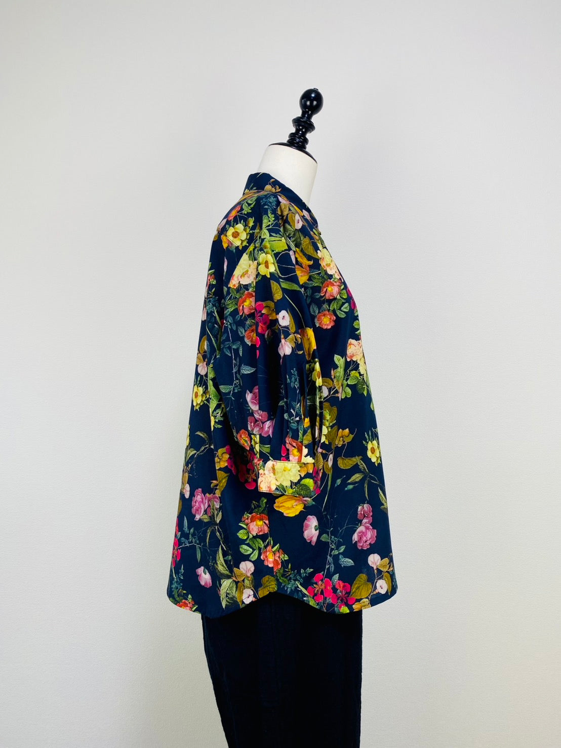 半袖パフスリーブブラウス　多色プリント花柄　ラスタースケアー　83034