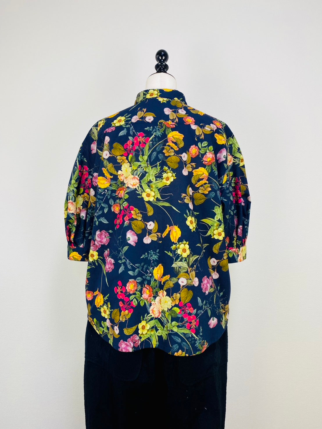 半袖パフスリーブブラウス　多色プリント花柄　ラスタースケアー　83034