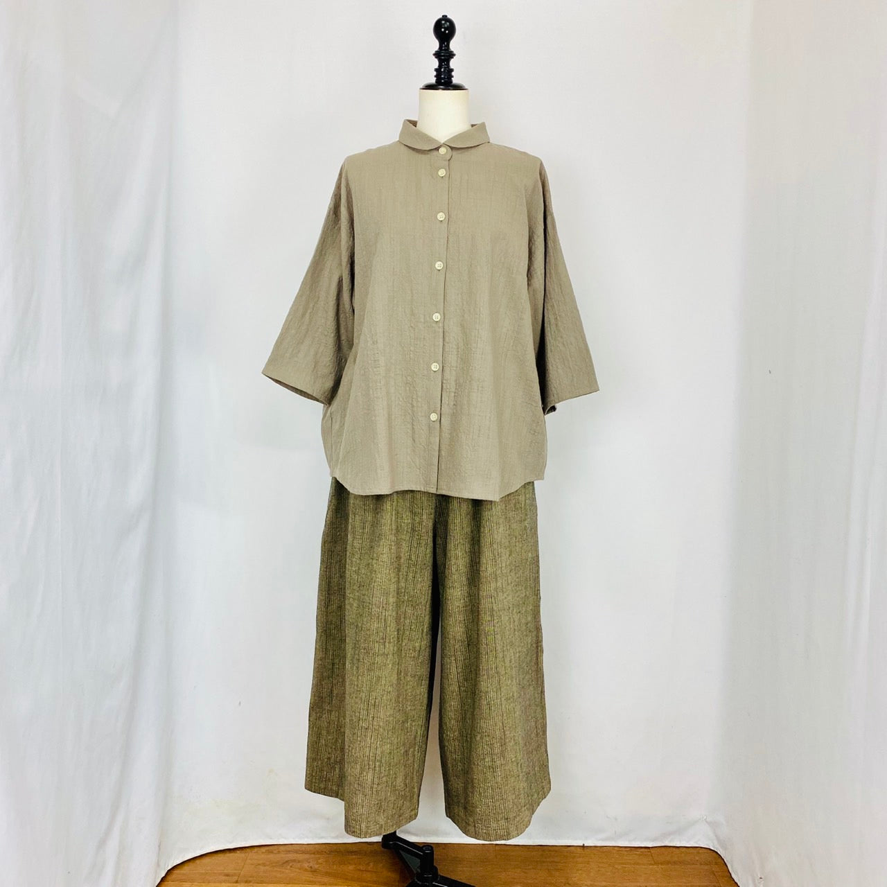 【遠州織物】丸襟ゆったりブラウス　グレーベージュ　逆スラブうすで　SU19102