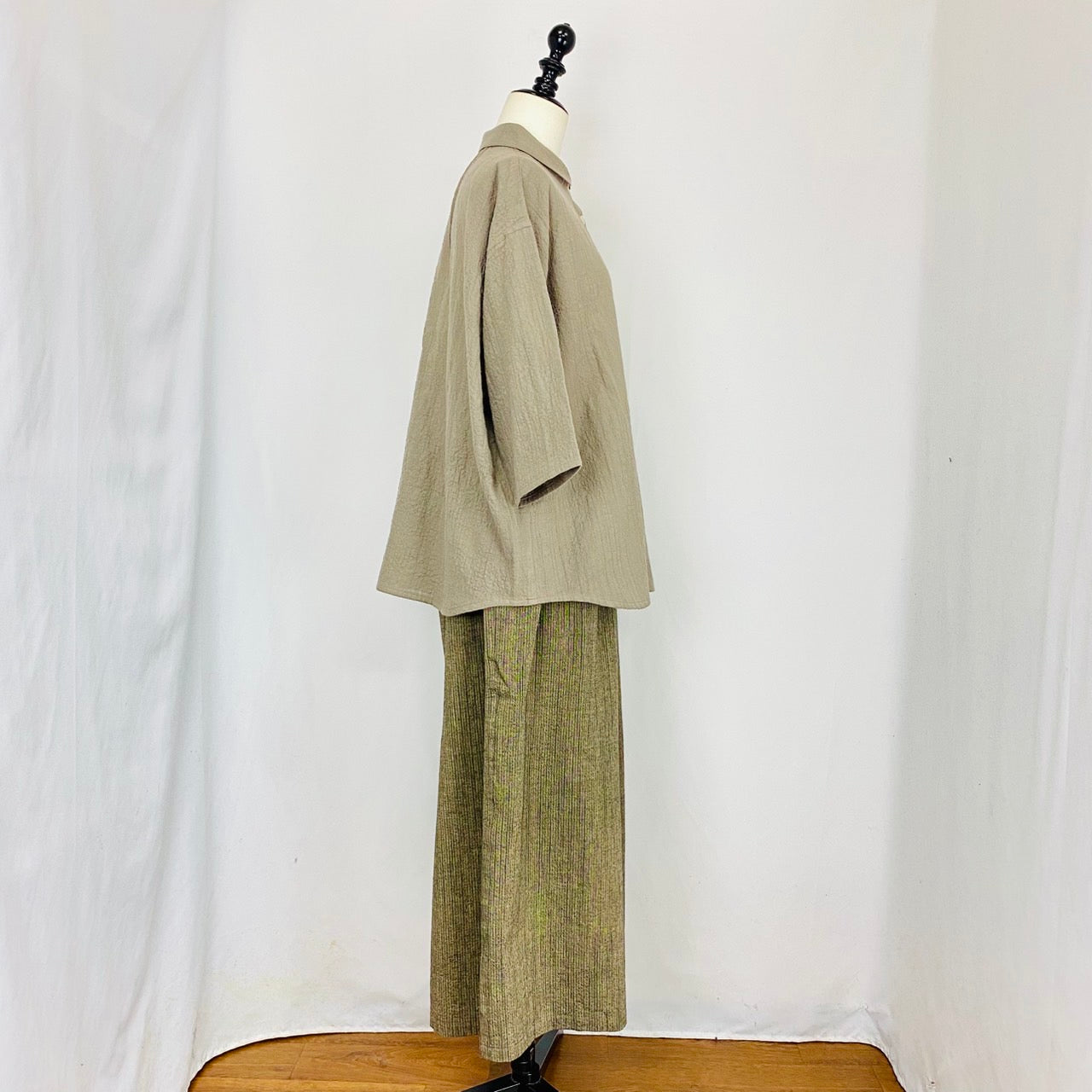 【遠州織物】丸襟ゆったりブラウス　グレーベージュ　逆スラブうすで　SU19102